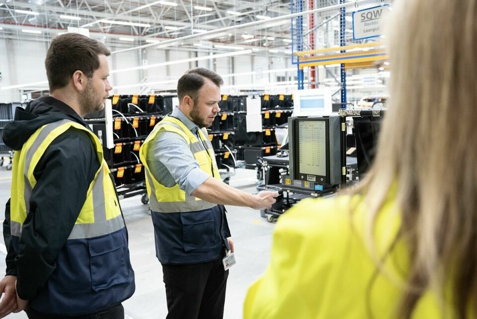 Mirko Bührmann explains how the paperless supermarket works (Image: Volkswagen, Marc Sluiter) Mirko Bührmann explains how the paperless supermarket works. (Image- Volkswagen:Marc Sluiter)