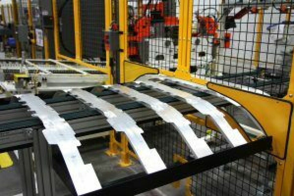 White light The extruded bumper beam and crash boxes are made from high-strength 6000-series crushable alloys
