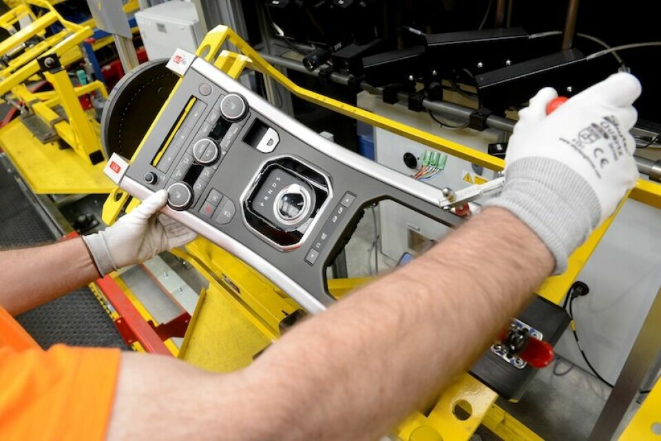 Integrating interiors Centre console assembly, IAC Halewood