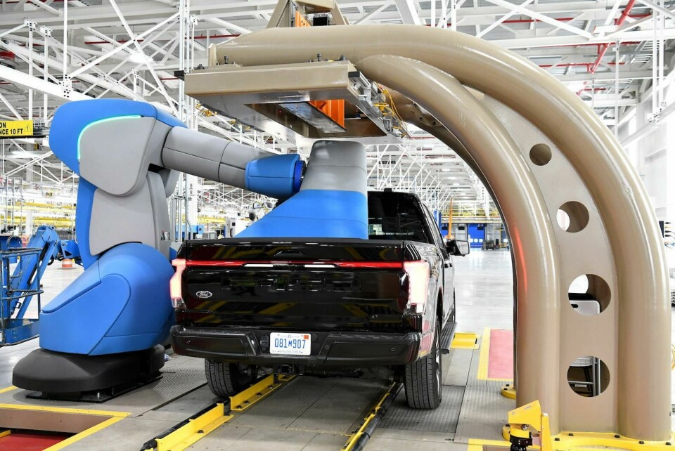 Enhanced measurement and quality checksIn expanding the REVC, Ford added new manufacturing equipment to check wheel and headlamp alignment, as well as to validate margin flush – an evolution of systems that it also uses to build ICE and hybrid F-150s Ford Rouge Electric Vehicle Center_13 (1)
