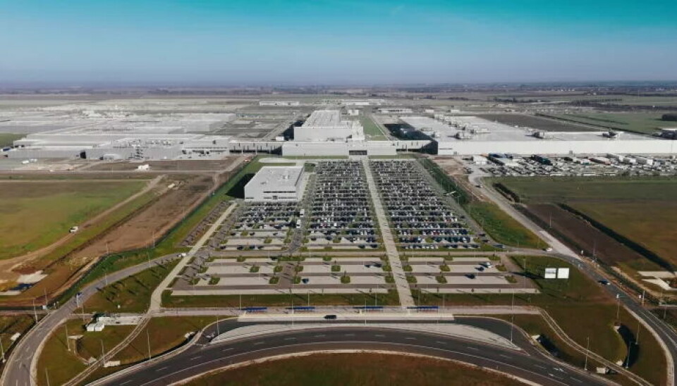 The Debrecen plant is expected to produce up to 150,000 electric cars per year during peak periods, operating in two shifts starting in 2026.